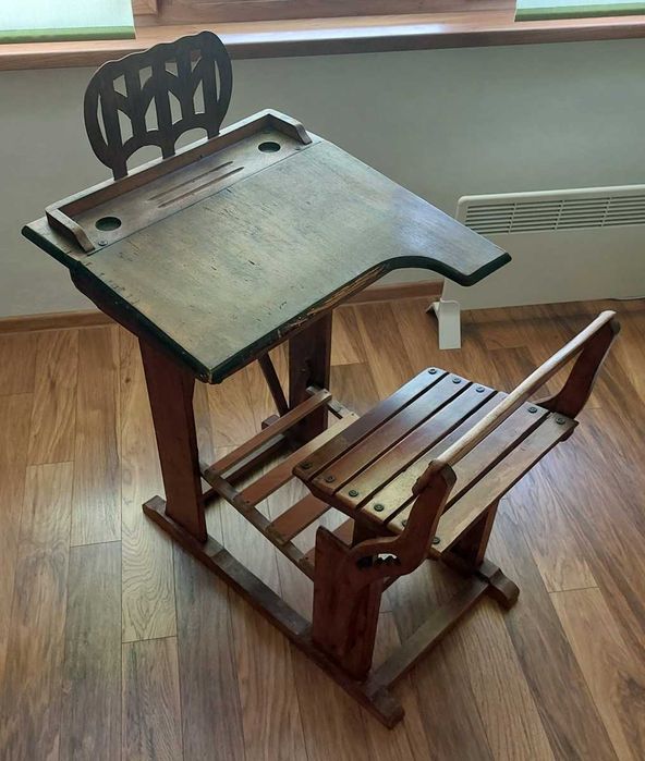 Старинен дървен ученически чин