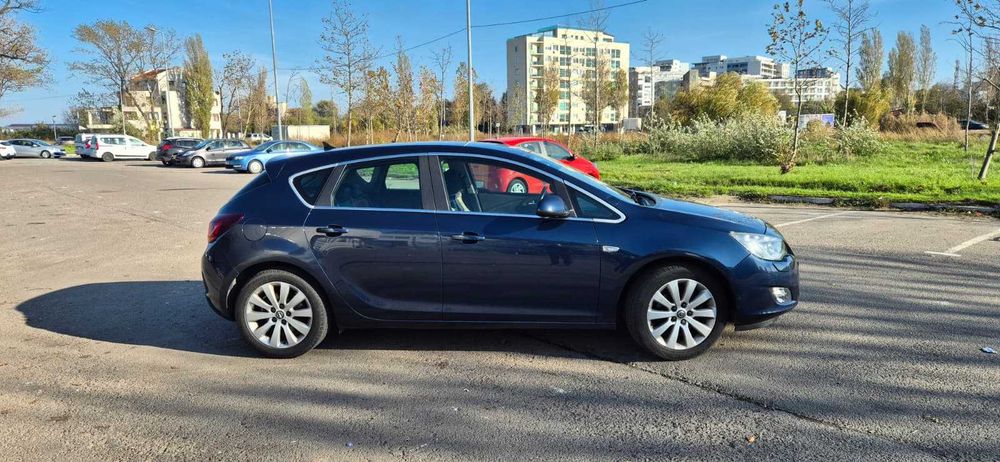 Vand Opel Astra J versiunea COSMO 1.7cdti, 110CP, fabricatie 2010