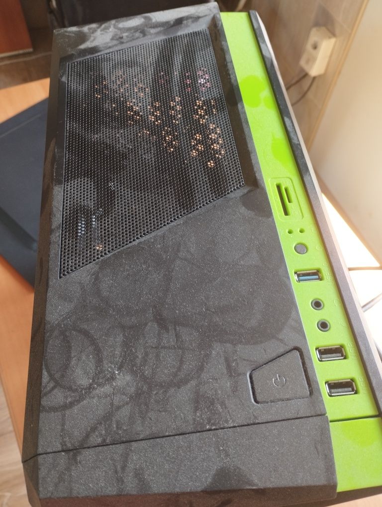 Продавам кутия Cit F3 green Micro Atx  предният капак липсва