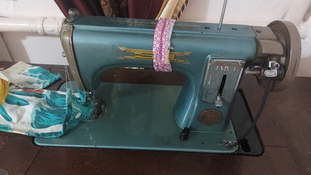 Продаётся (педальная) швейная машина зингерр