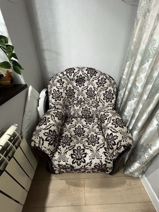 Продам диван с 2 креслами