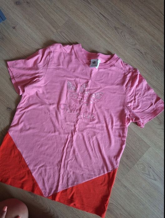 Adidas Дамска Тениска с Червен Акцент