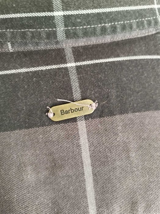 Barbour 12: кремаво бяло дамско яке и риза тартан