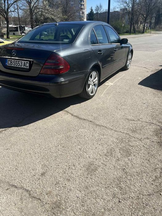 Мерцедес Е220 в движение