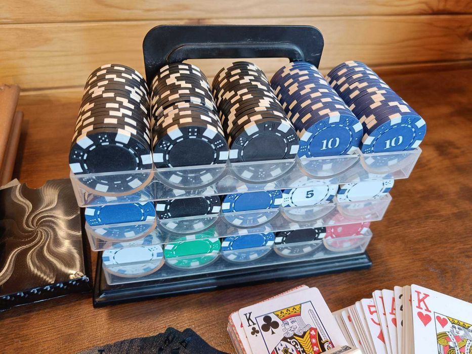 Покер чипове и 4х тестета карти за игра