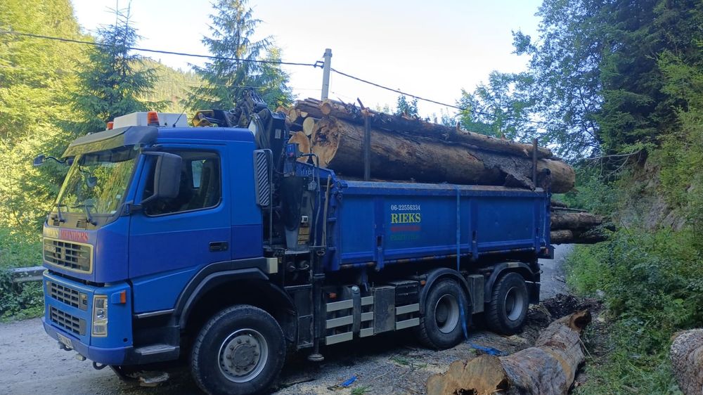 Basculanta cu macara Volvo Vand sau schimb.