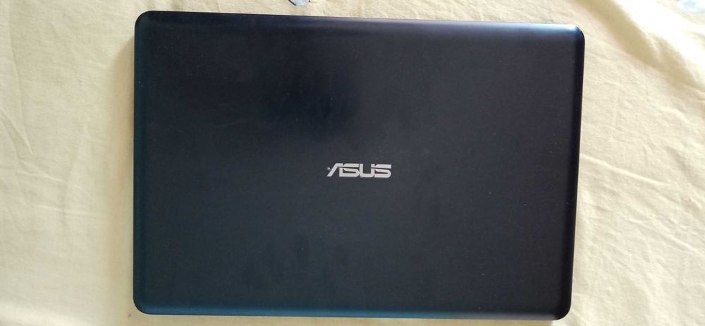 Продавам лап топ asus i3 500 gb
