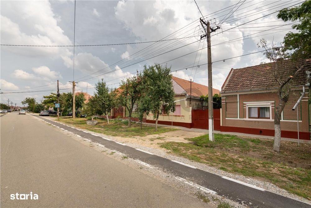 Teren mare cu 2 case si front la 2 strazi in Tamaseu
