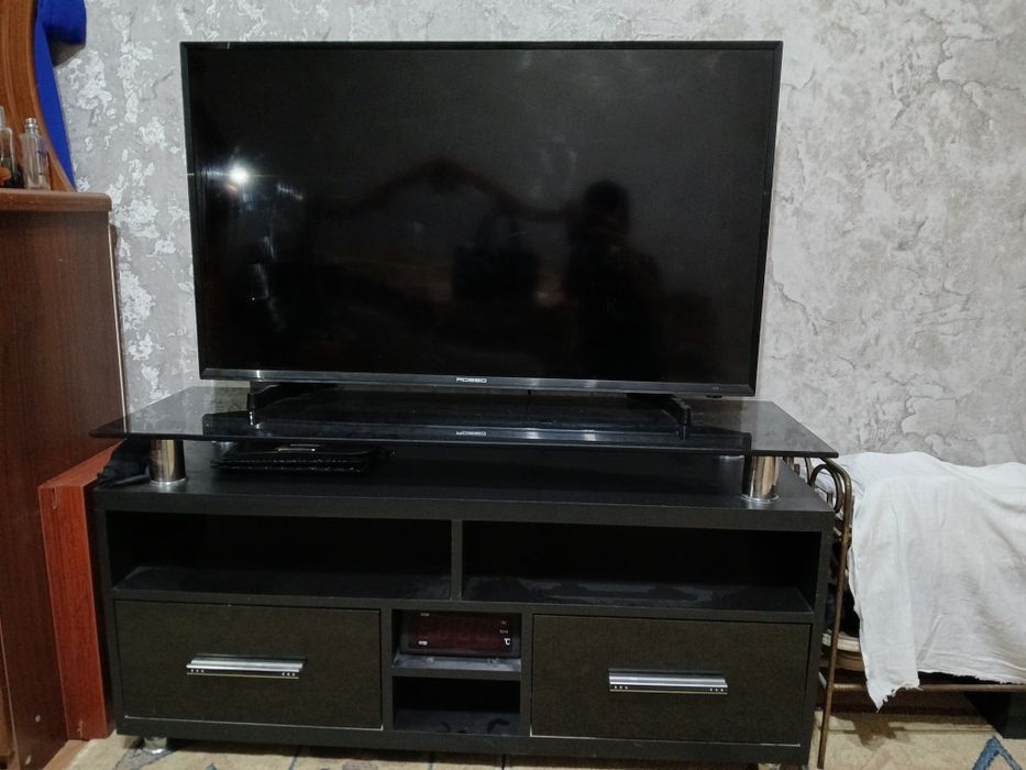 Televizor podstavkasi bilan
