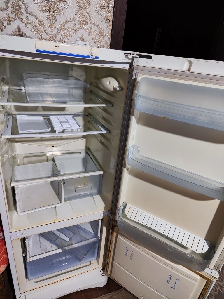 Холодильник Indesit