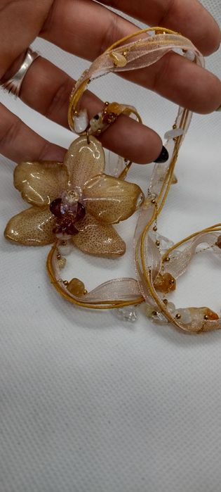 Колие с естествен цвят на орхидея.  Дължината е максимално 30 см