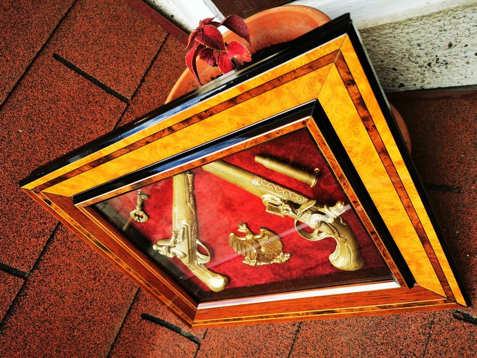 Vând cadou bazorelief bronz cu satin și rama lemn