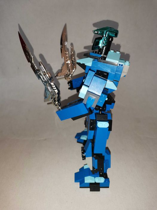 Играчка - робот от над 200 части тип "Лего"