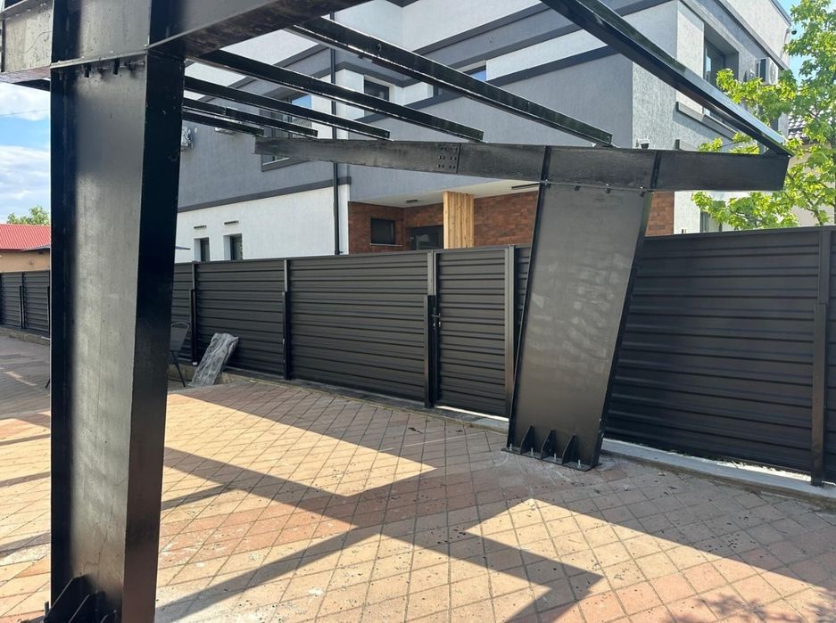 Carport cu acoperiș și terase. Structura solidă și practică, potrivită