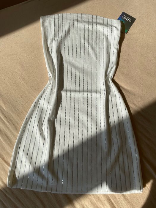 Нова къса бяла рокля с блестящ акцент