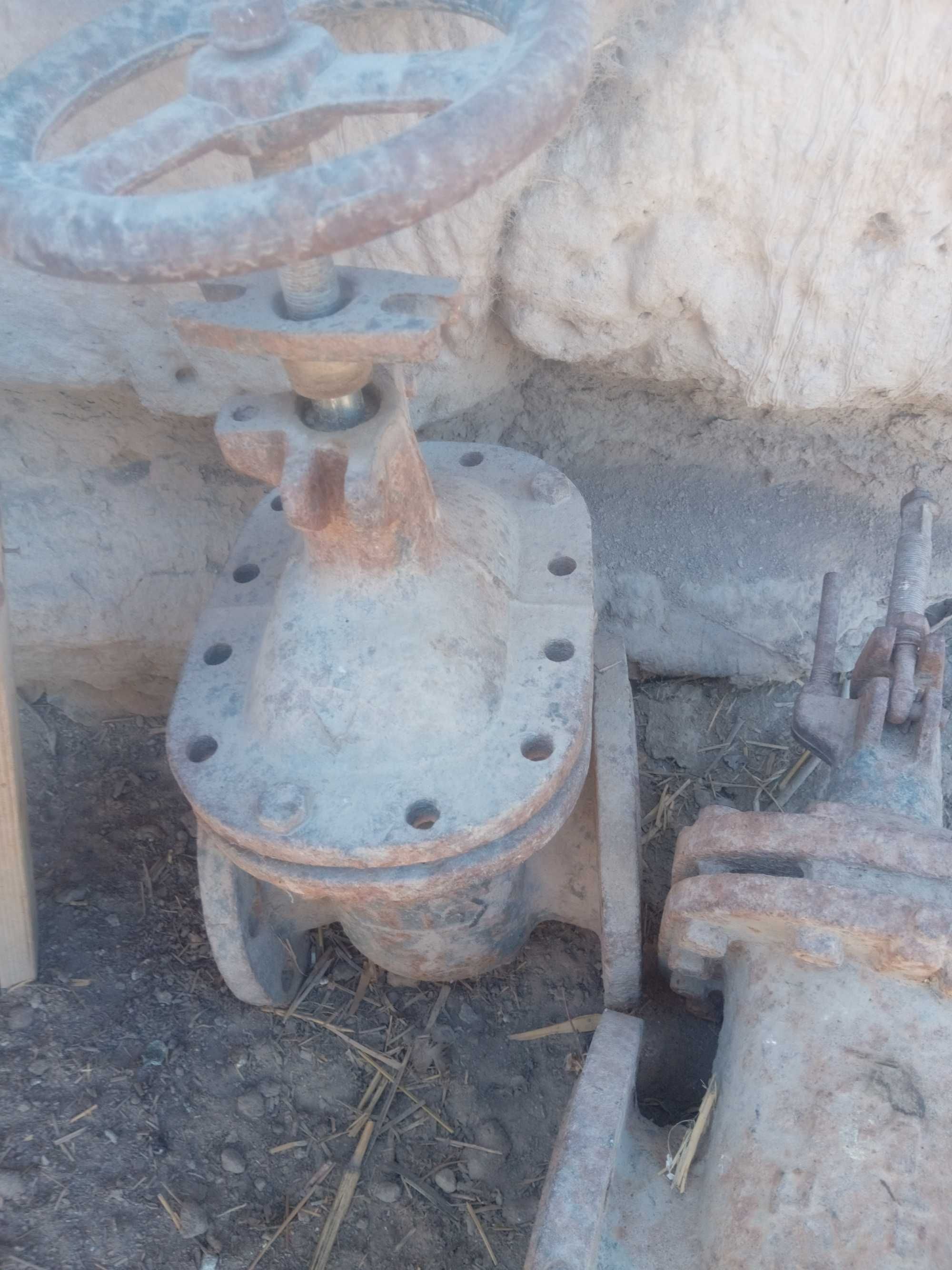 Eski zadvishkalar sotiladi narxi kelishilgan xolda 2 dona