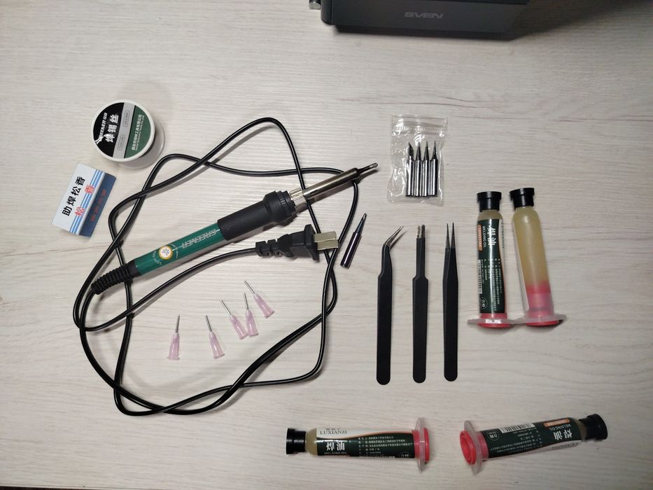 Паяльник с флюсом, пинцетами, припоем и 5 насадками