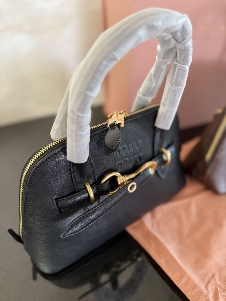 Miu miu Aventure чанта 449лв с кутия и прахоторба