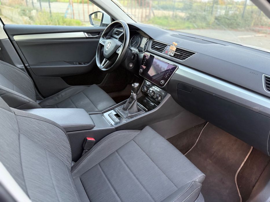 SKODA Superb
Skoda Superb III Break 2.0 TDI 16V 150 cv - Cutie Manuala