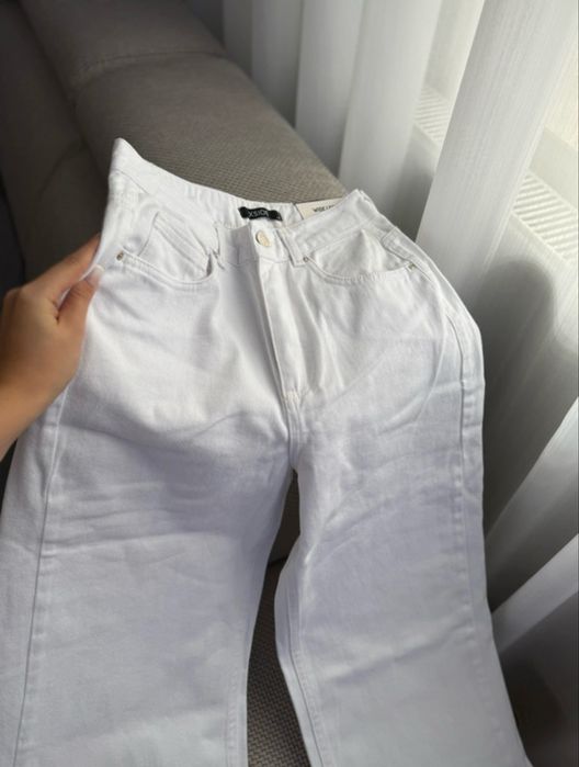 Blugi evazati cu talie inalta