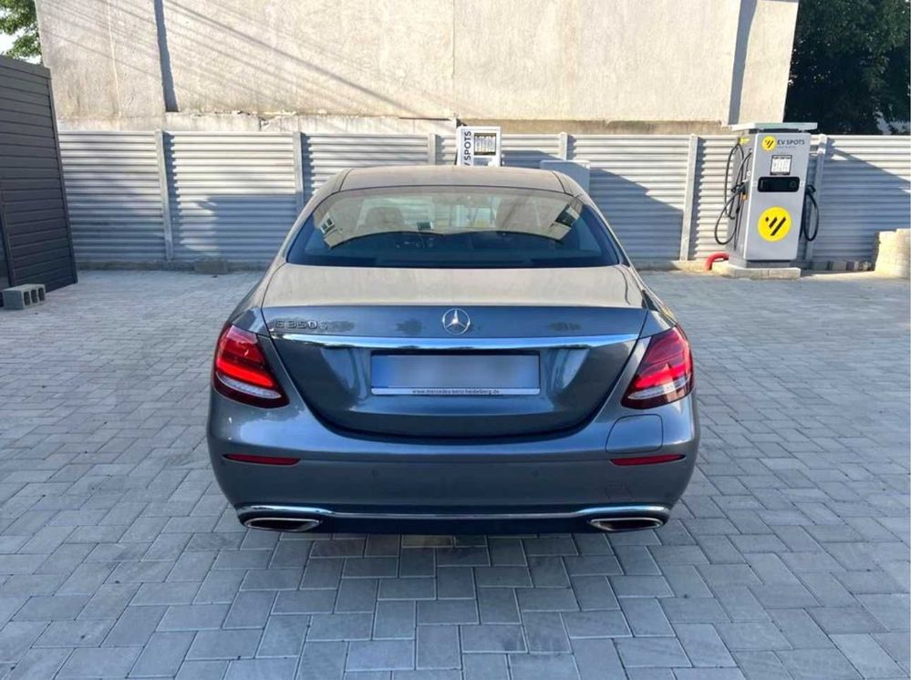 Mercedes-Benz E350e / Plug-in Hybrid / 9G-Tronic / 286cp