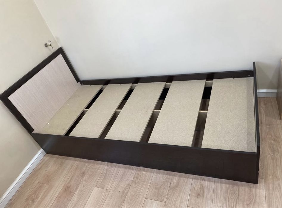 кровать и отдельный матрас