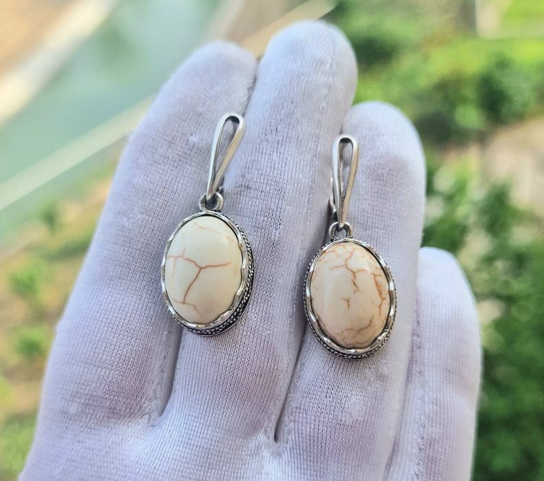 Сережки из натуральных камней.