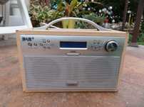 Radio cu Internet DAB+ la priza si pe baterii prinde mii de posturi
