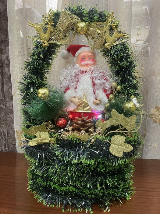 Дед Мороз в корзинке с фонариками