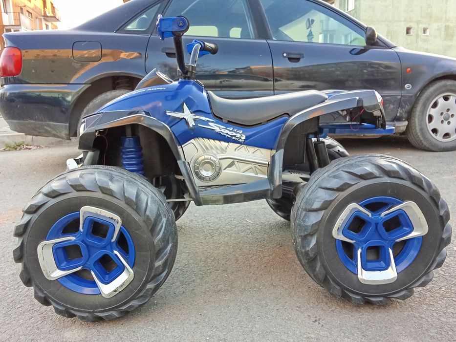 De vanzare ATV electric cu doua acumlatoare de 12 volti 7Ah