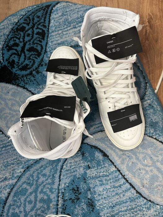 Off Whiteuri court 3.0