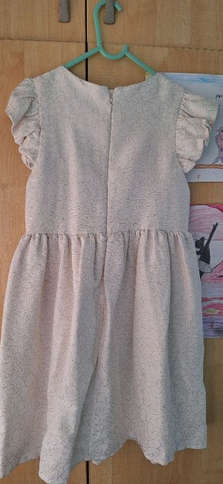 Красива рокля на LC Wikiki  134-140 см.