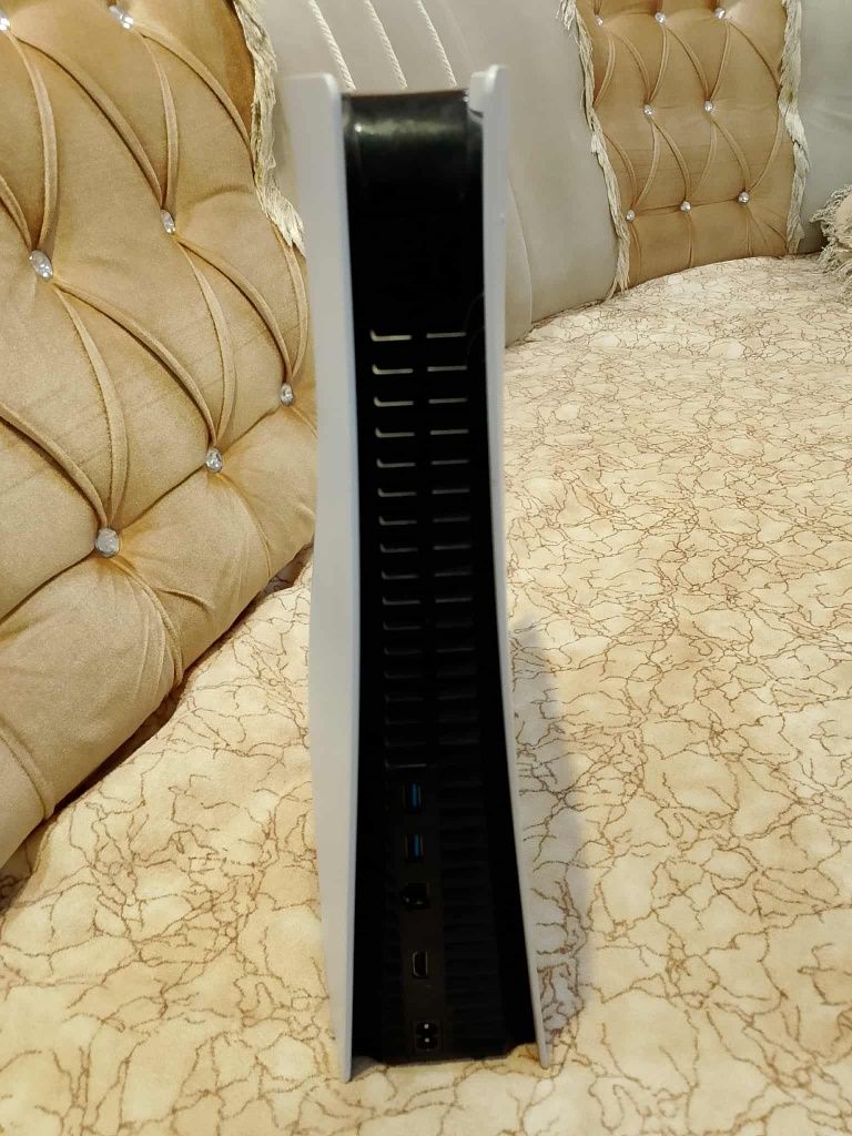 Продавам PS5 с джоестиг като нов