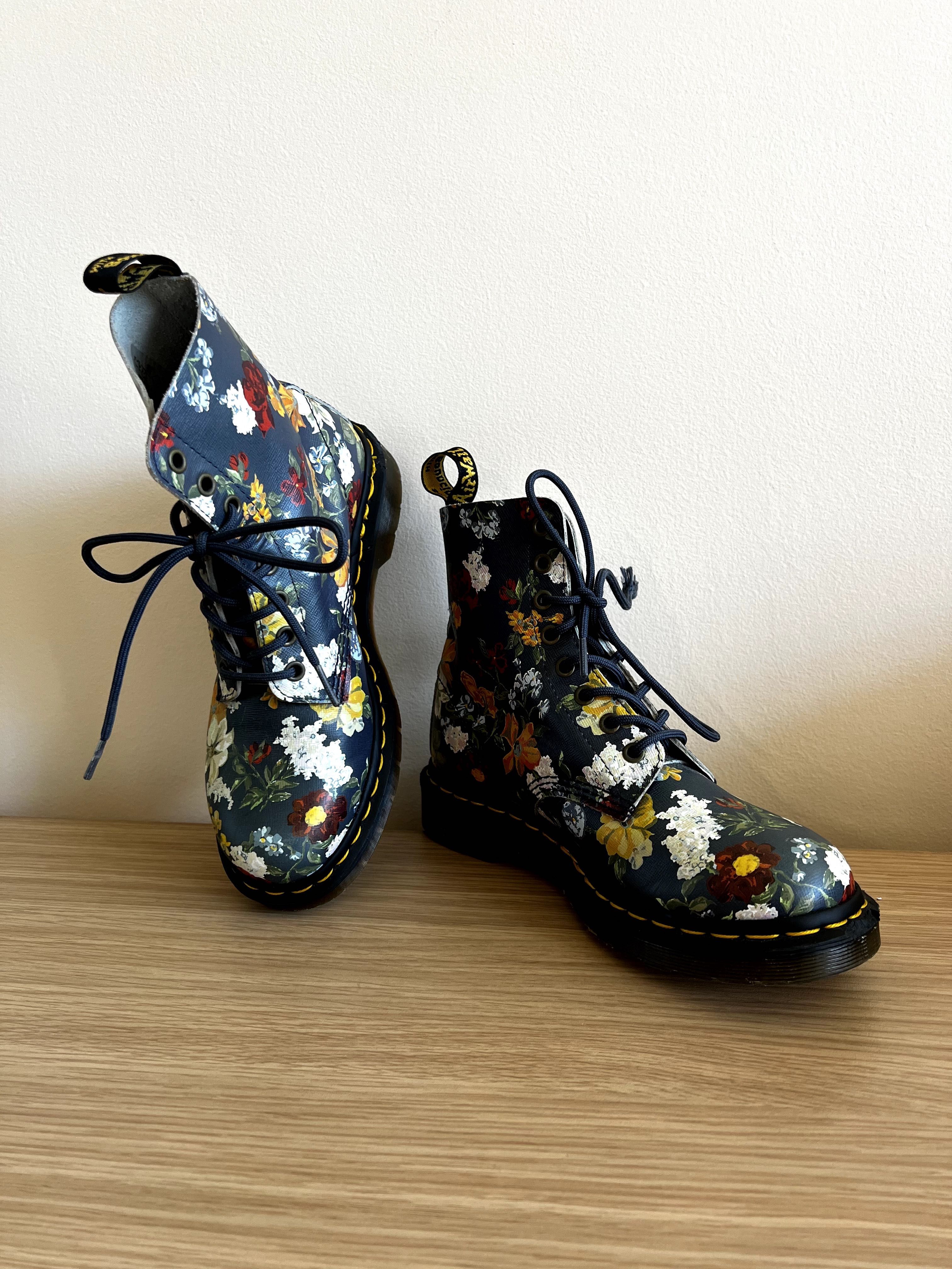 Dr. Martens флорални и цветни кубинки (на цветя)