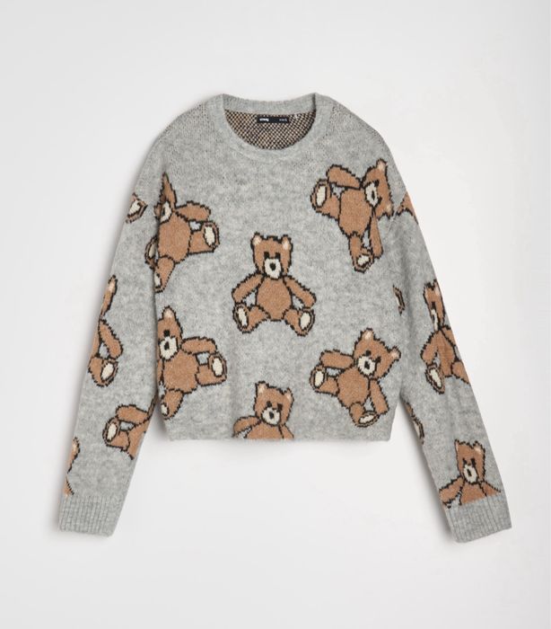 Пуловер с десен мече