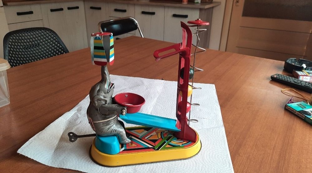 Elefant jongleur jucarie veche romaneasca Metaloglobus tabla colectie