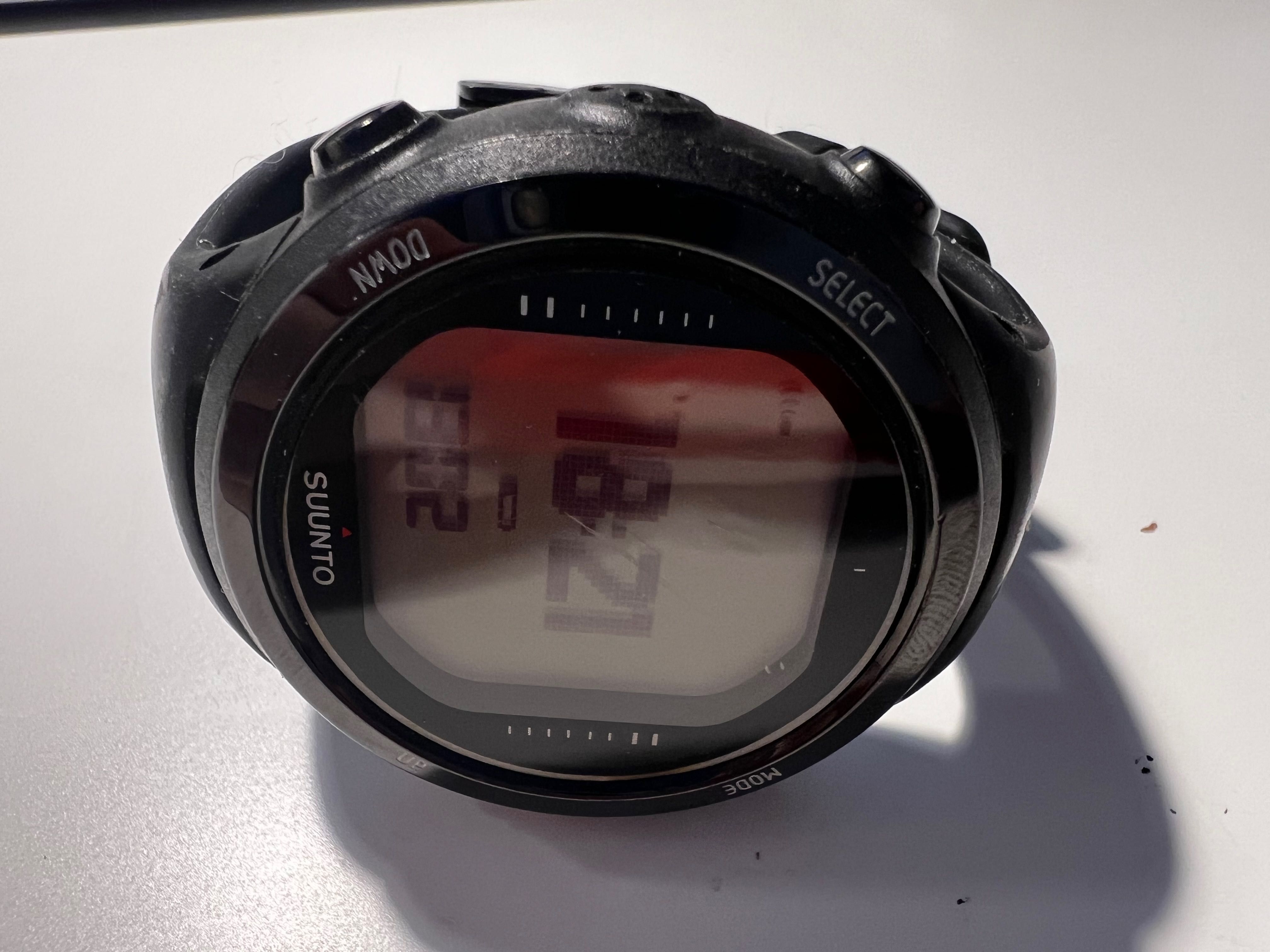 Дайвинг компютър Suunto D4i на около 14 часа