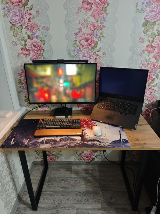 Продам стол светло-коричневый 110x60x75