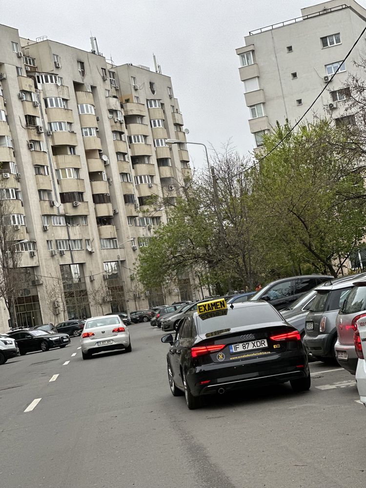 Instructor auto-școala de șoferi