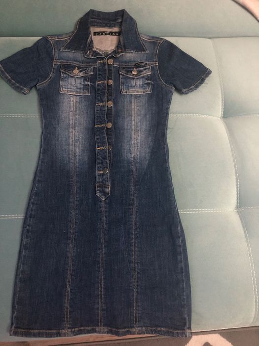 Продаются платья.