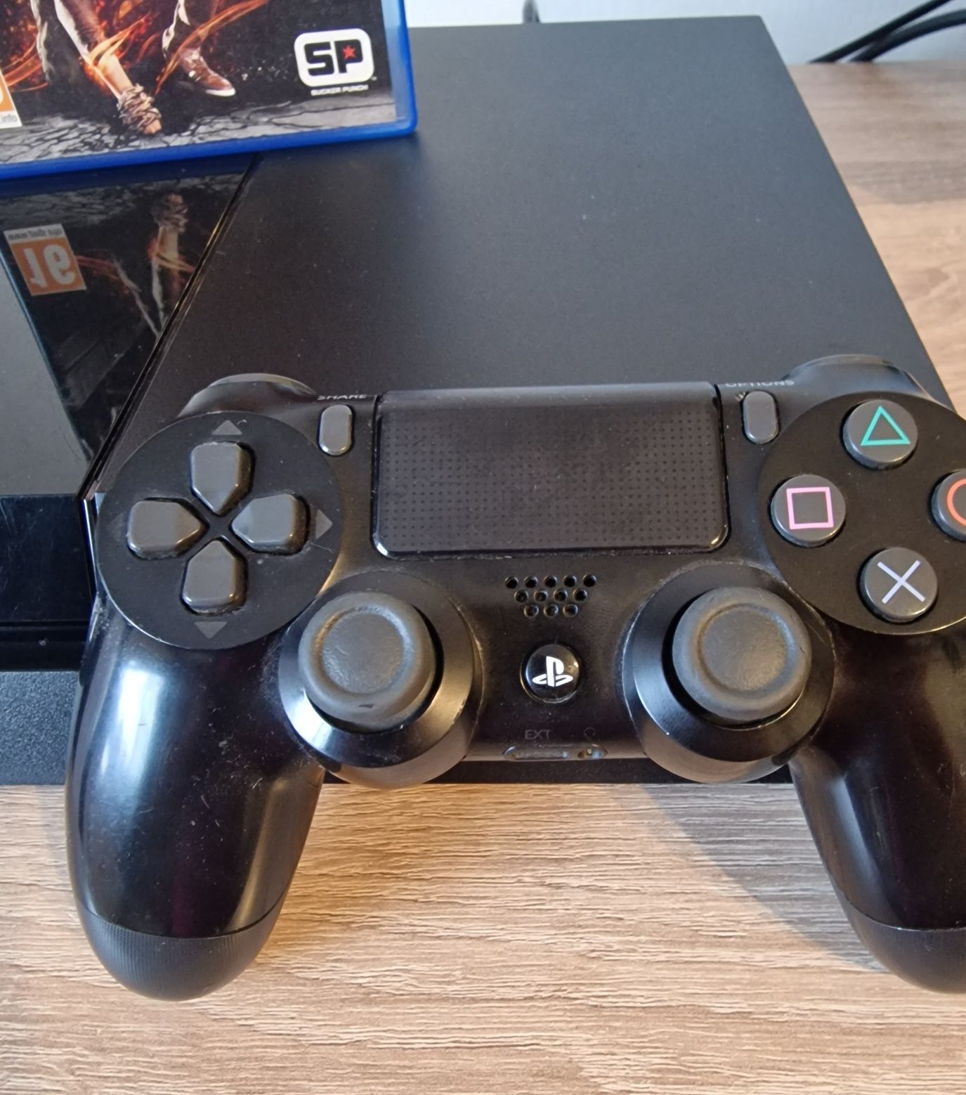 PS4 500GB plus gamepad v2 Sony plus inFamous Second Son