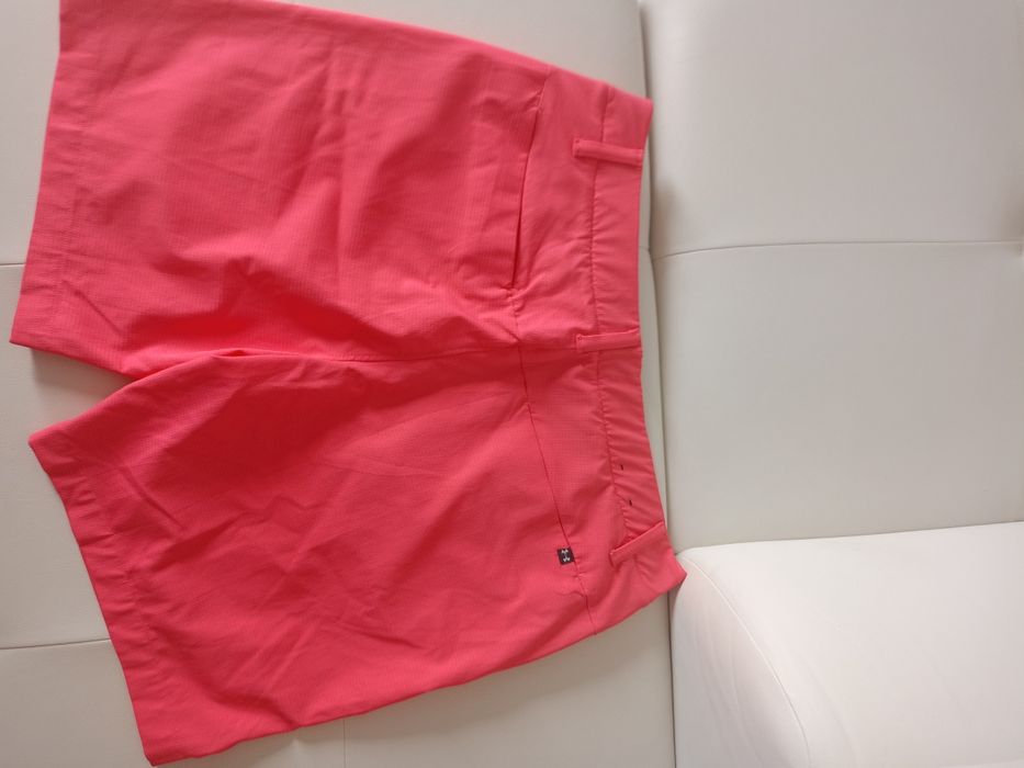 Vând bermude barbatesti Under Armour, produs de calitate.