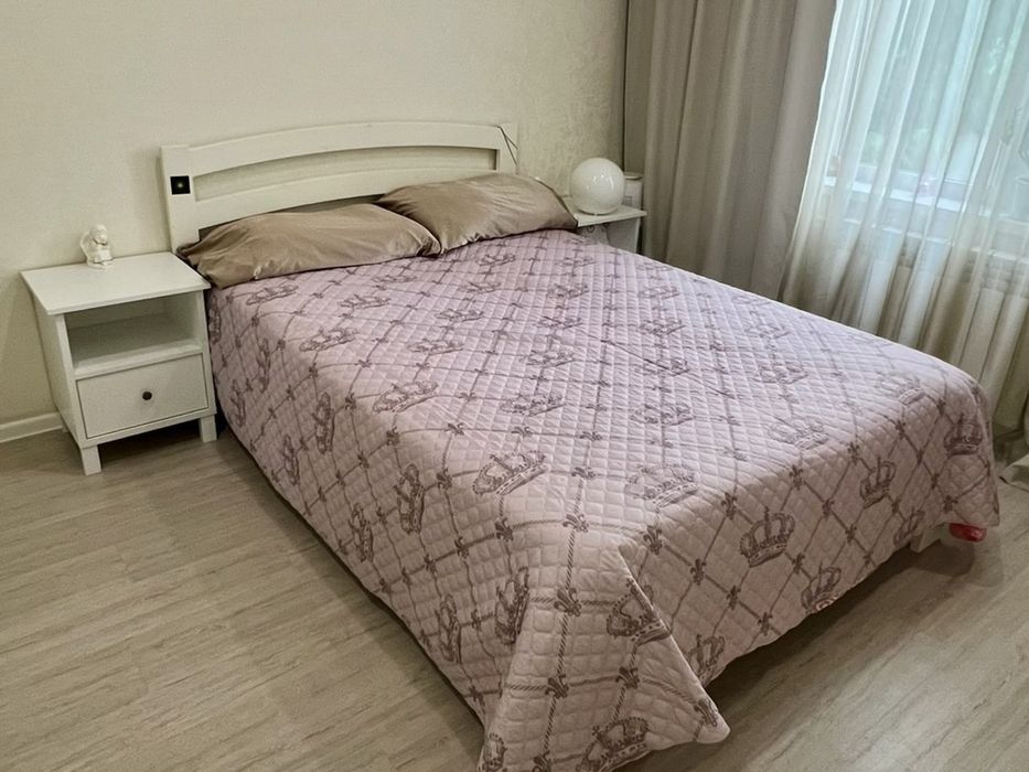 Кровать с двумя тумбочками