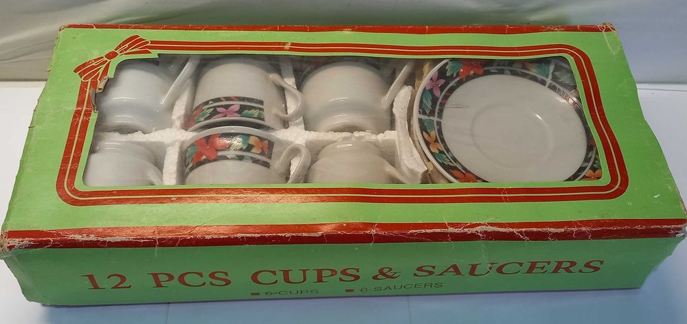 Set de cafea, 6 cescute cu farfurioare din portelan alb (40 - 35 lei)
