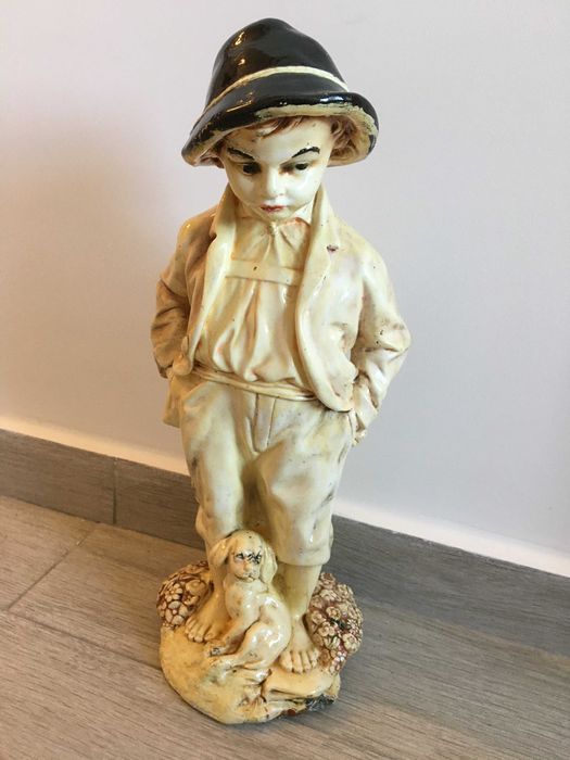 Statueta baiat cu catel