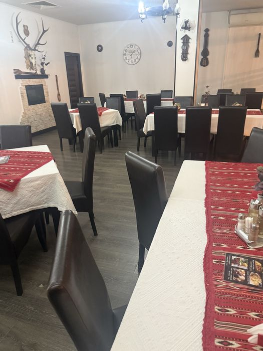 Mese , scaune , candelabre rustice , decoratiuni restaurant , semineu