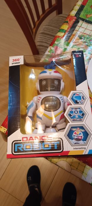 Въртящ се робот и пеещ