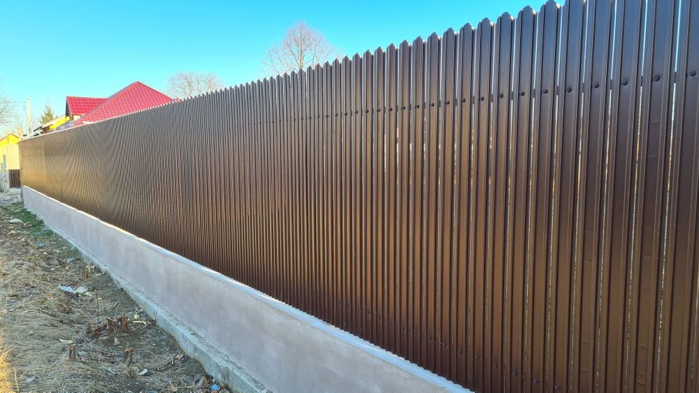 Construim garduri si porti din sipca metalica, panouri stil jaluzele,