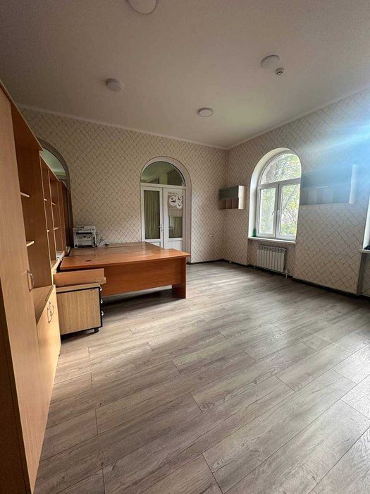 Продается дом под любой бизнес, 6 соток,  630 кв. ор-н 8 роддом