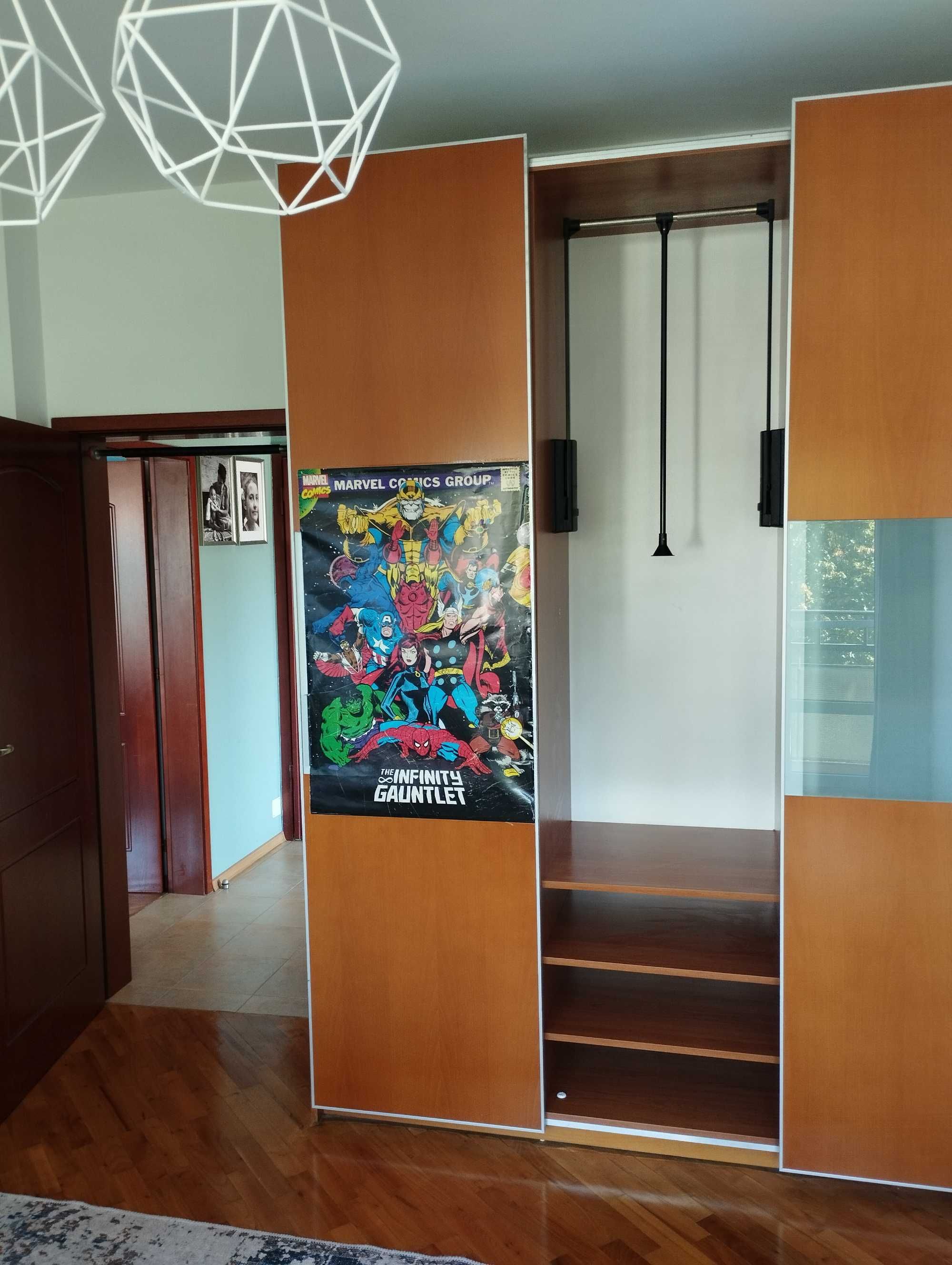 Продавам голям гардероб Selamore